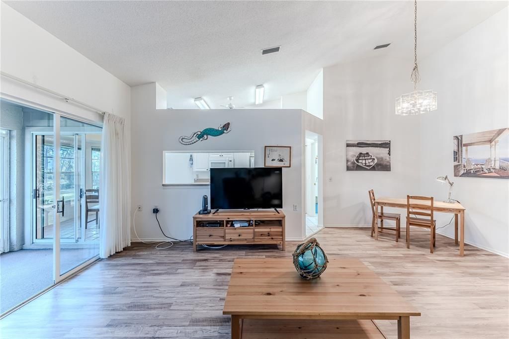 For Sale: $199,000 (2 beds, 2 baths, 1366 Square Feet)