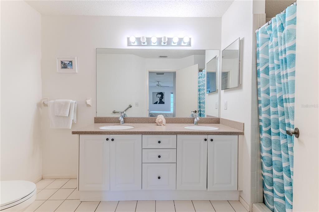 For Sale: $199,000 (2 beds, 2 baths, 1366 Square Feet)