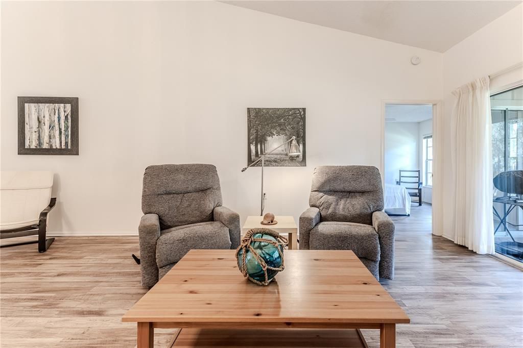 For Sale: $199,000 (2 beds, 2 baths, 1366 Square Feet)