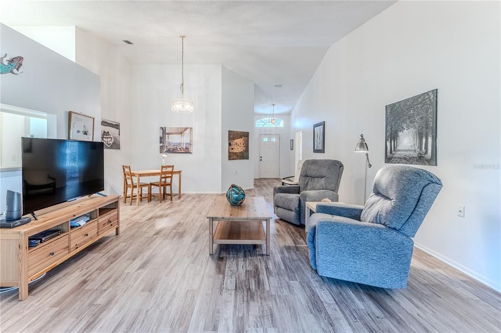 For Sale: $199,000 (2 beds, 2 baths, 1366 Square Feet)