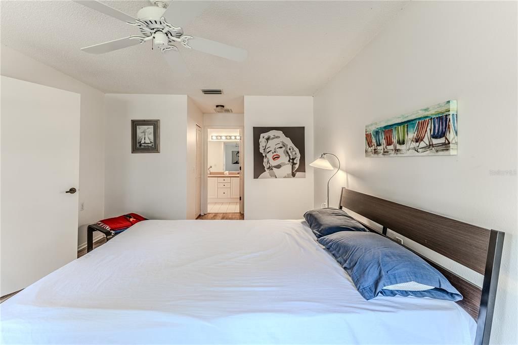 For Sale: $199,000 (2 beds, 2 baths, 1366 Square Feet)