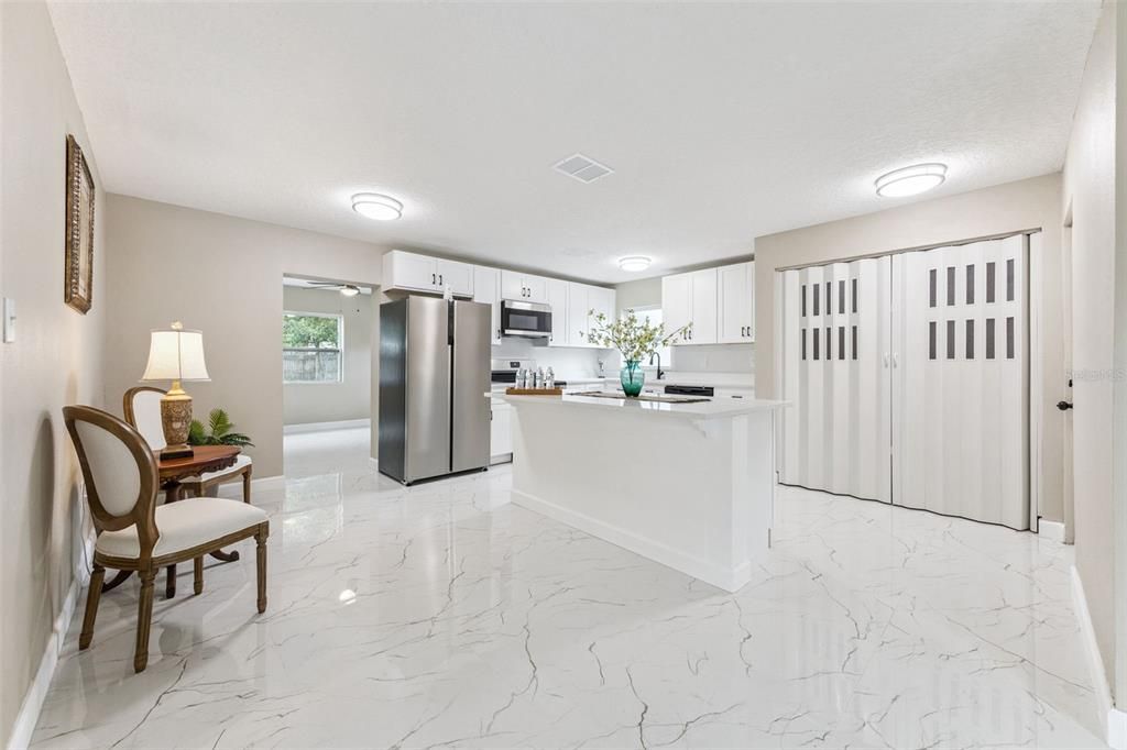 На продажу: $385,000 (4 спален, 2 ванн, 1410 Квадратных фут)