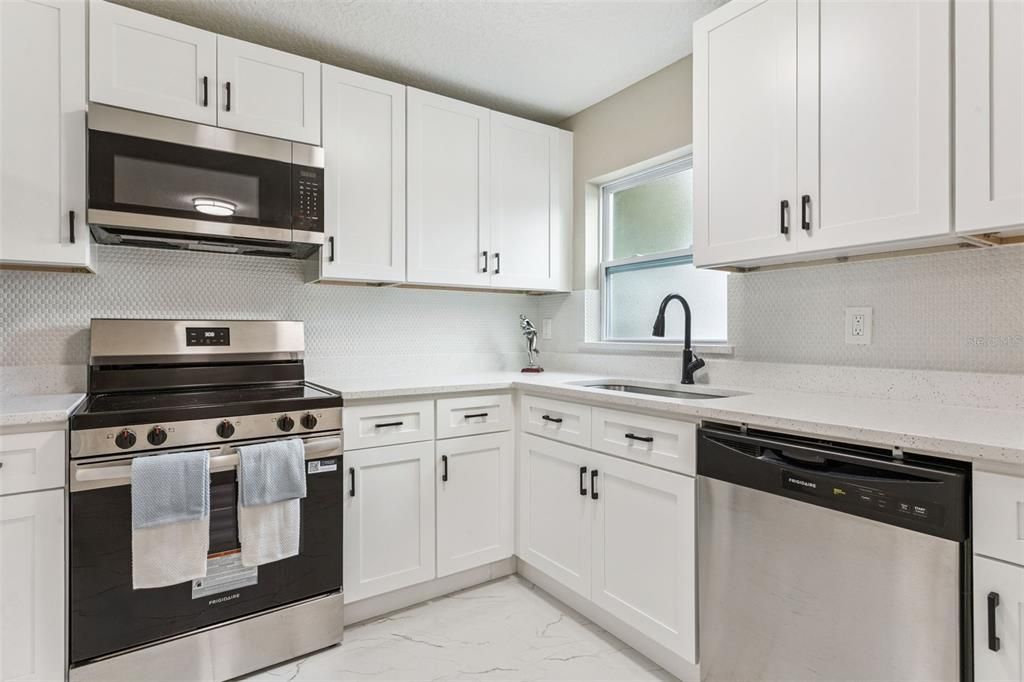 На продажу: $385,000 (4 спален, 2 ванн, 1410 Квадратных фут)