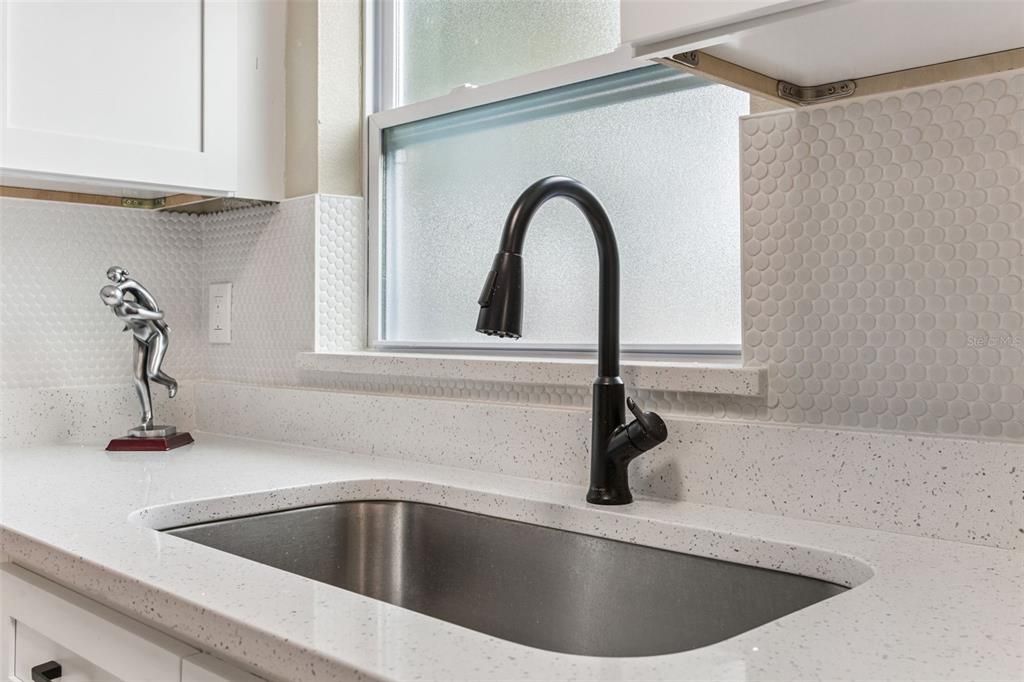 На продажу: $385,000 (4 спален, 2 ванн, 1410 Квадратных фут)