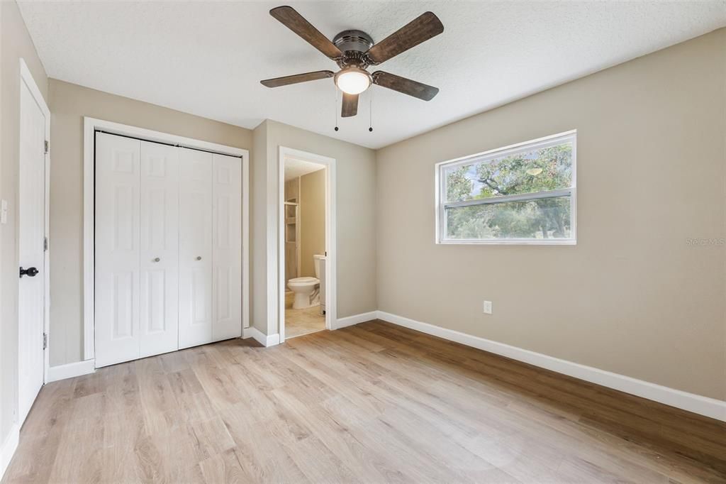 На продажу: $385,000 (4 спален, 2 ванн, 1410 Квадратных фут)