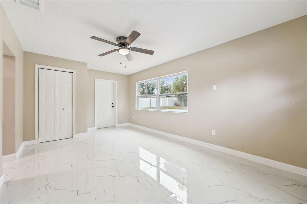 На продажу: $385,000 (4 спален, 2 ванн, 1410 Квадратных фут)