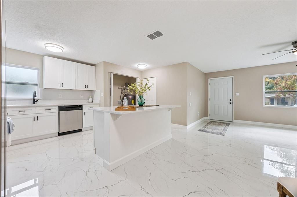 На продажу: $385,000 (4 спален, 2 ванн, 1410 Квадратных фут)