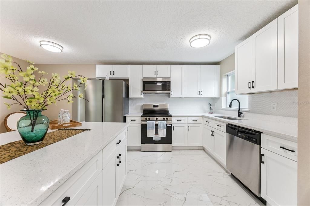 На продажу: $385,000 (4 спален, 2 ванн, 1410 Квадратных фут)