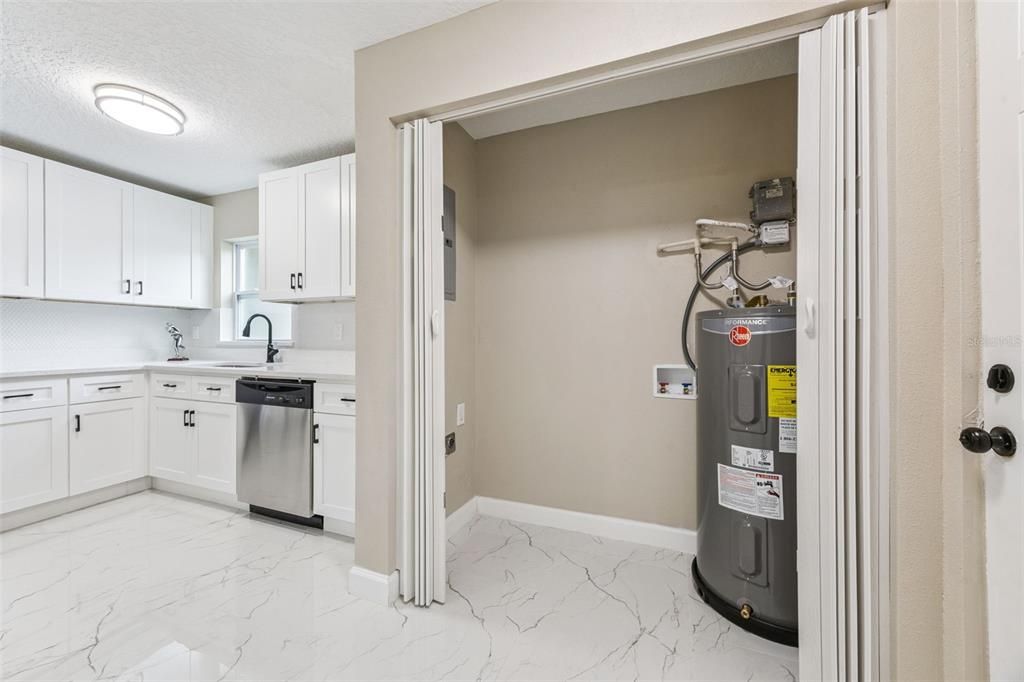 На продажу: $385,000 (4 спален, 2 ванн, 1410 Квадратных фут)