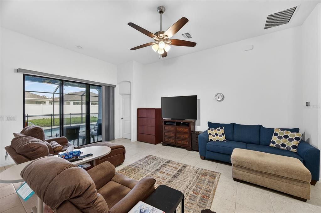 For Sale: $425,000 (4 beds, 3 baths, 1945 Square Feet)