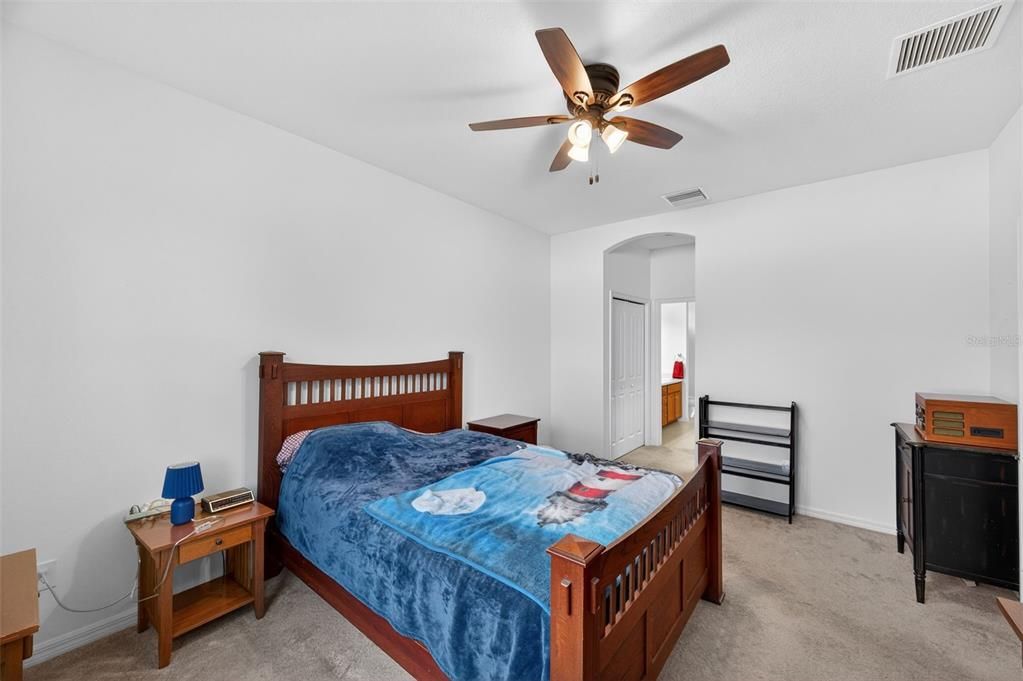 For Sale: $425,000 (4 beds, 3 baths, 1945 Square Feet)