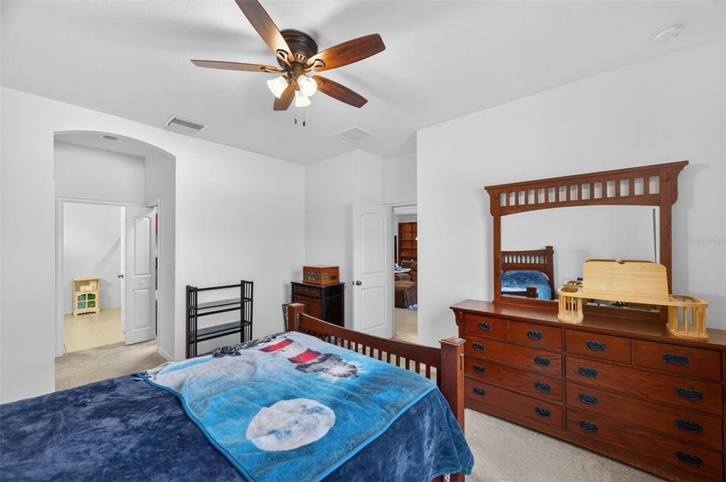 For Sale: $425,000 (4 beds, 3 baths, 1945 Square Feet)