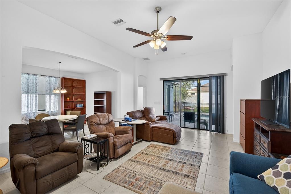 For Sale: $425,000 (4 beds, 3 baths, 1945 Square Feet)