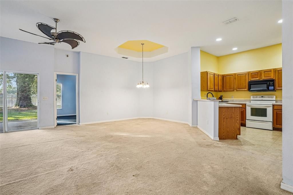 合同活跃: $215,000 (3 贝兹, 2 浴室, 1342 平方英尺)