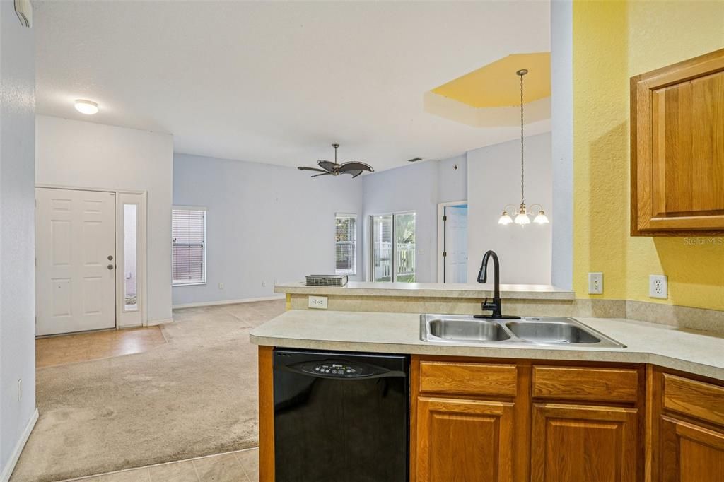 合同活跃: $215,000 (3 贝兹, 2 浴室, 1342 平方英尺)