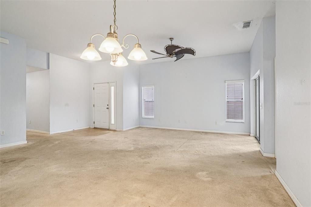 合同活跃: $215,000 (3 贝兹, 2 浴室, 1342 平方英尺)