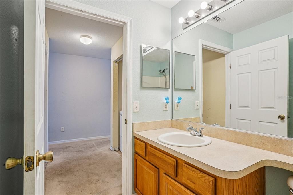 合同活跃: $215,000 (3 贝兹, 2 浴室, 1342 平方英尺)