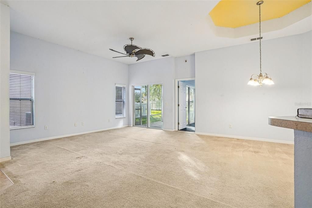 合同活跃: $215,000 (3 贝兹, 2 浴室, 1342 平方英尺)