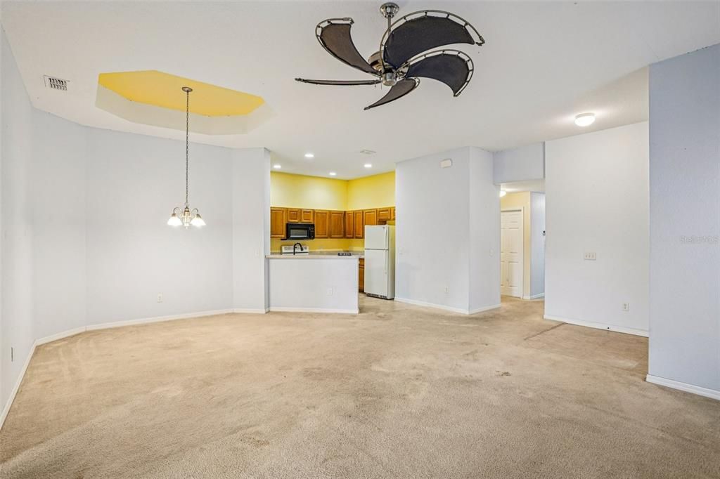 合同活跃: $215,000 (3 贝兹, 2 浴室, 1342 平方英尺)