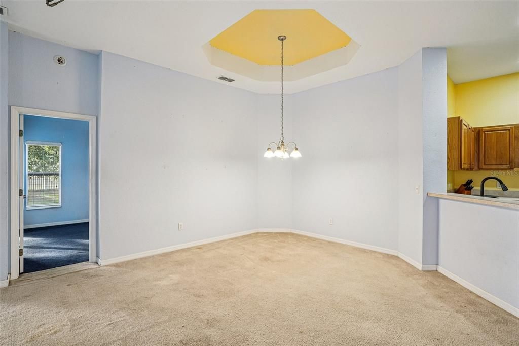 合同活跃: $215,000 (3 贝兹, 2 浴室, 1342 平方英尺)