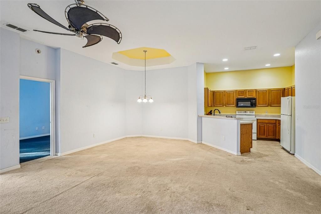 合同活跃: $215,000 (3 贝兹, 2 浴室, 1342 平方英尺)