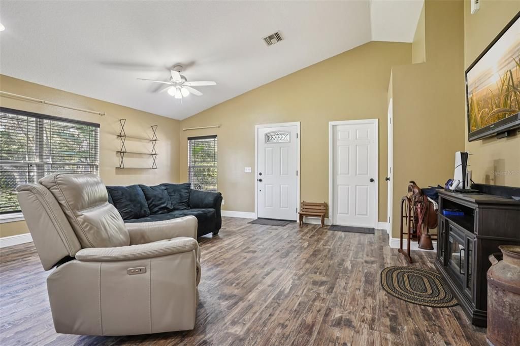 For Sale: $350,000 (3 beds, 2 baths, 1240 Square Feet)