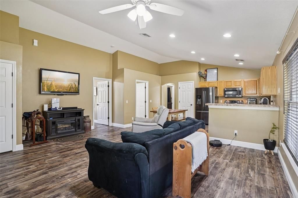 For Sale: $350,000 (3 beds, 2 baths, 1240 Square Feet)