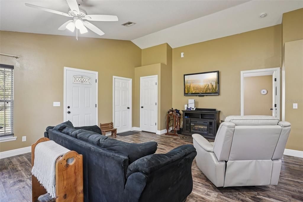 For Sale: $350,000 (3 beds, 2 baths, 1240 Square Feet)