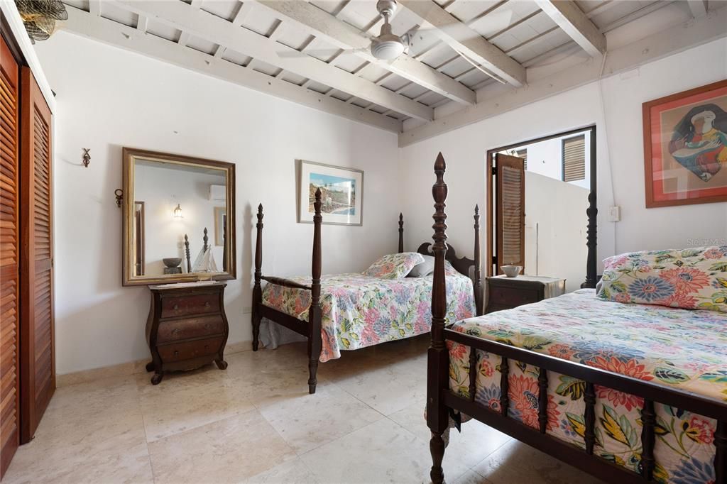 На продажу: $699,000 (2 спален, 1 ванн, 1268 Квадратных фут)