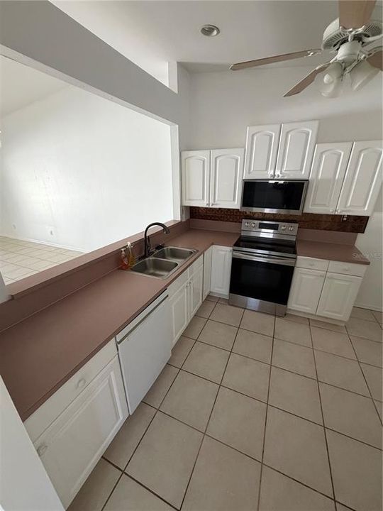 For Sale: $416,000 (6 beds, 4 baths, 2774 Square Feet)