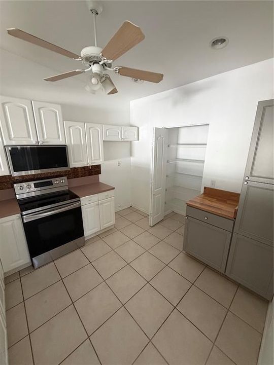 For Sale: $416,000 (6 beds, 4 baths, 2774 Square Feet)