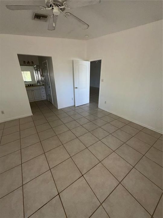 For Sale: $416,000 (6 beds, 4 baths, 2774 Square Feet)