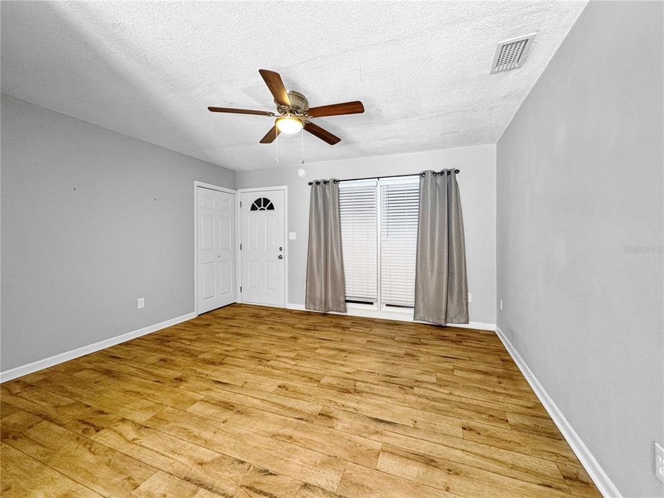 For Rent: $2,300 (3 beds, 1 baths, 1300 Square Feet)