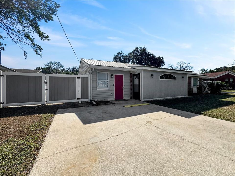 For Rent: $2,300 (3 beds, 1 baths, 1300 Square Feet)