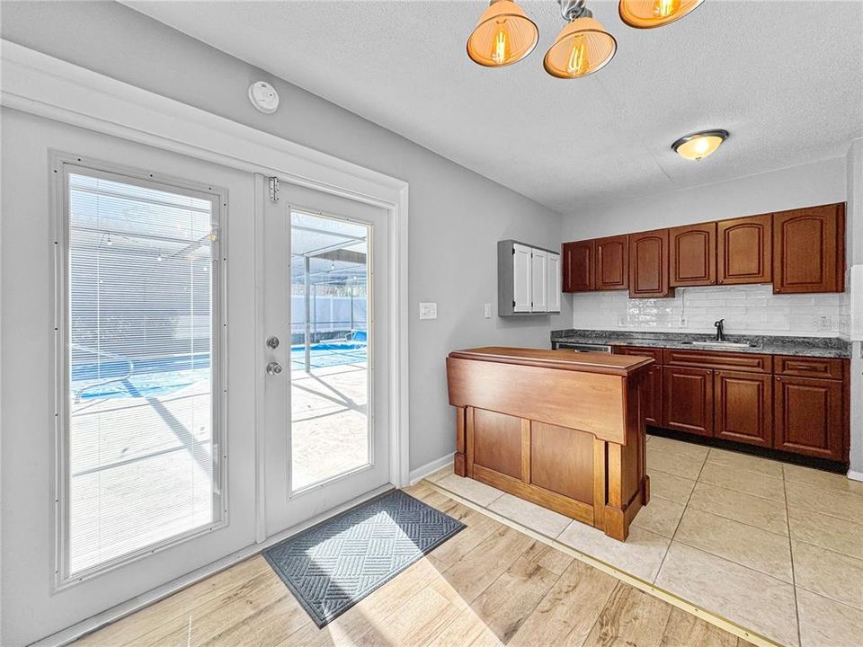 For Rent: $2,300 (3 beds, 1 baths, 1300 Square Feet)