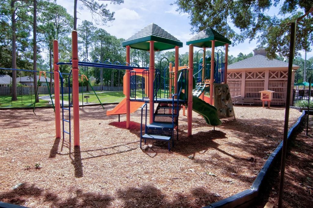 Active With Contract: $415,000 (4 beds, 2 baths, 1882 Square Feet)