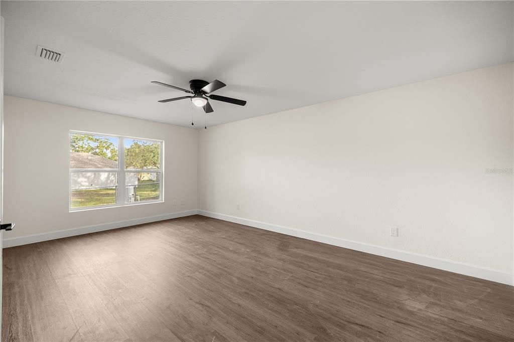 待售: $299,900 (4 贝兹, 2 浴室, 1642 平方英尺)