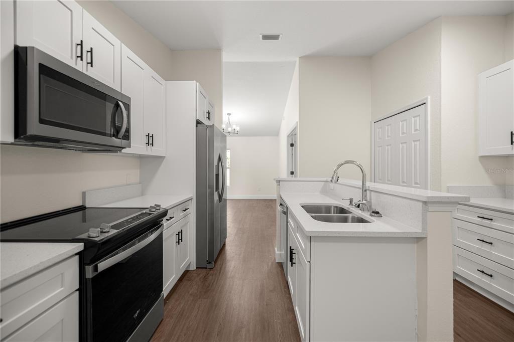 待售: $299,900 (4 贝兹, 2 浴室, 1642 平方英尺)