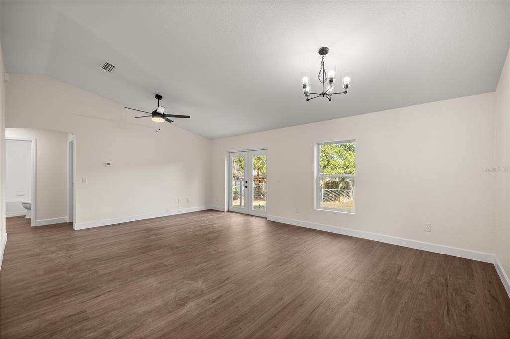 待售: $299,900 (4 贝兹, 2 浴室, 1642 平方英尺)