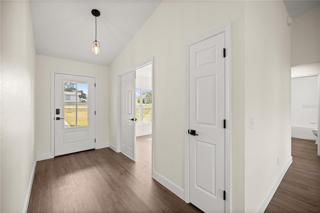 待售: $299,900 (4 贝兹, 2 浴室, 1642 平方英尺)