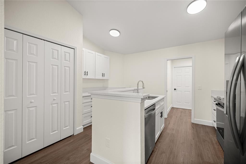 待售: $299,900 (4 贝兹, 2 浴室, 1642 平方英尺)