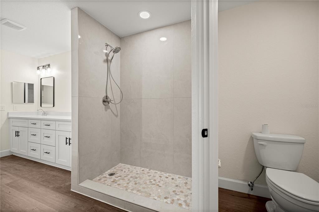 待售: $299,900 (4 贝兹, 2 浴室, 1642 平方英尺)