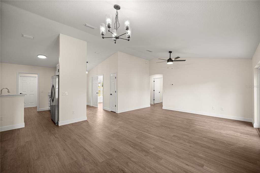 待售: $299,900 (4 贝兹, 2 浴室, 1642 平方英尺)