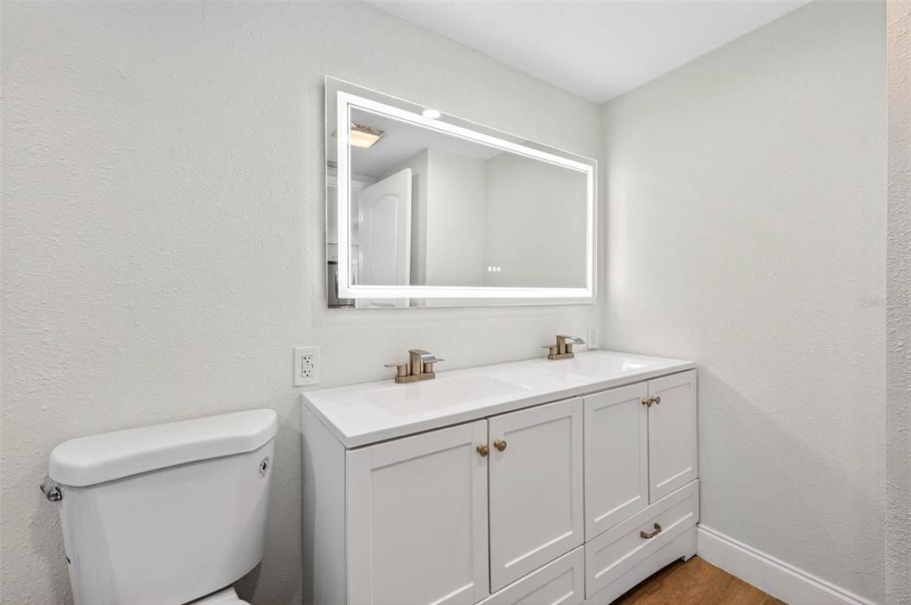 For Sale: $449,900 (2 beds, 1 baths, 916 Square Feet)