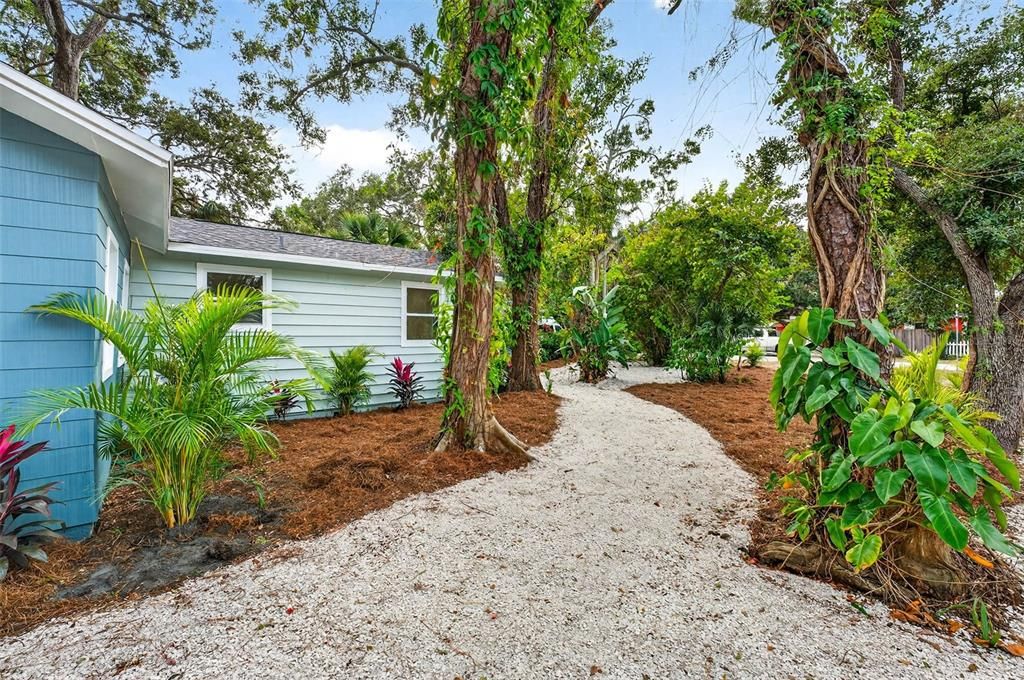 For Sale: $449,900 (2 beds, 1 baths, 916 Square Feet)