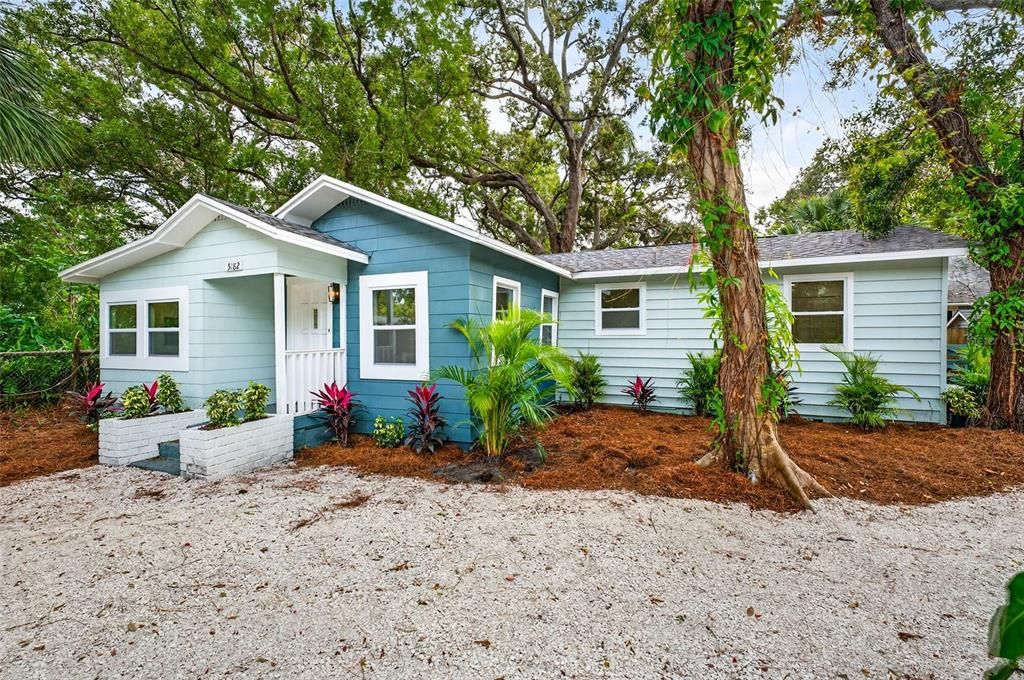 For Sale: $449,900 (2 beds, 1 baths, 916 Square Feet)