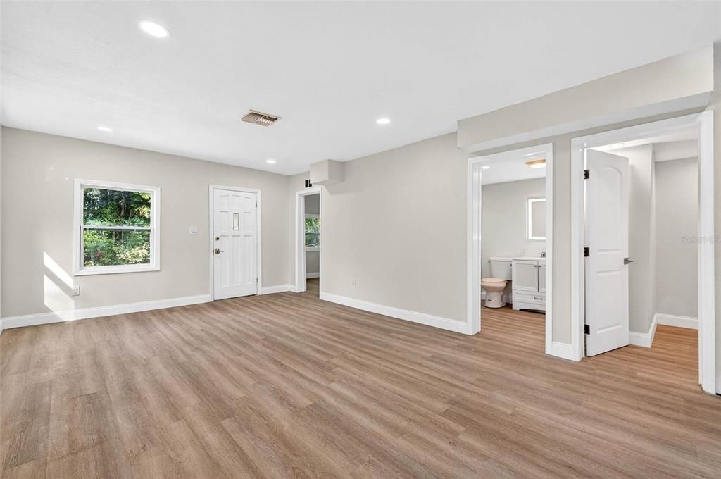 For Sale: $449,900 (2 beds, 1 baths, 916 Square Feet)