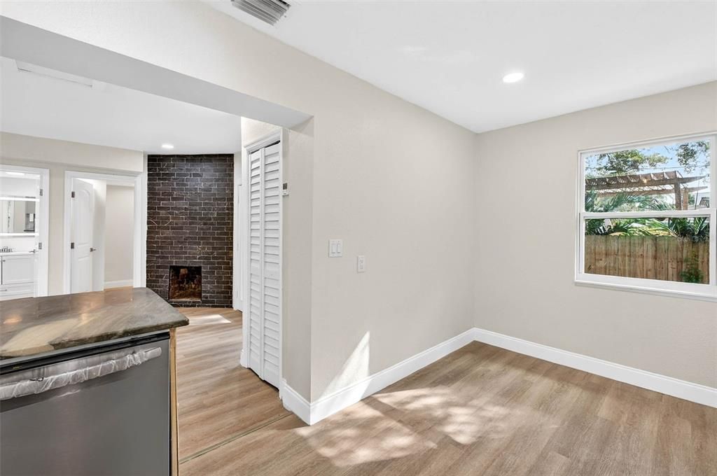 For Sale: $449,900 (2 beds, 1 baths, 916 Square Feet)