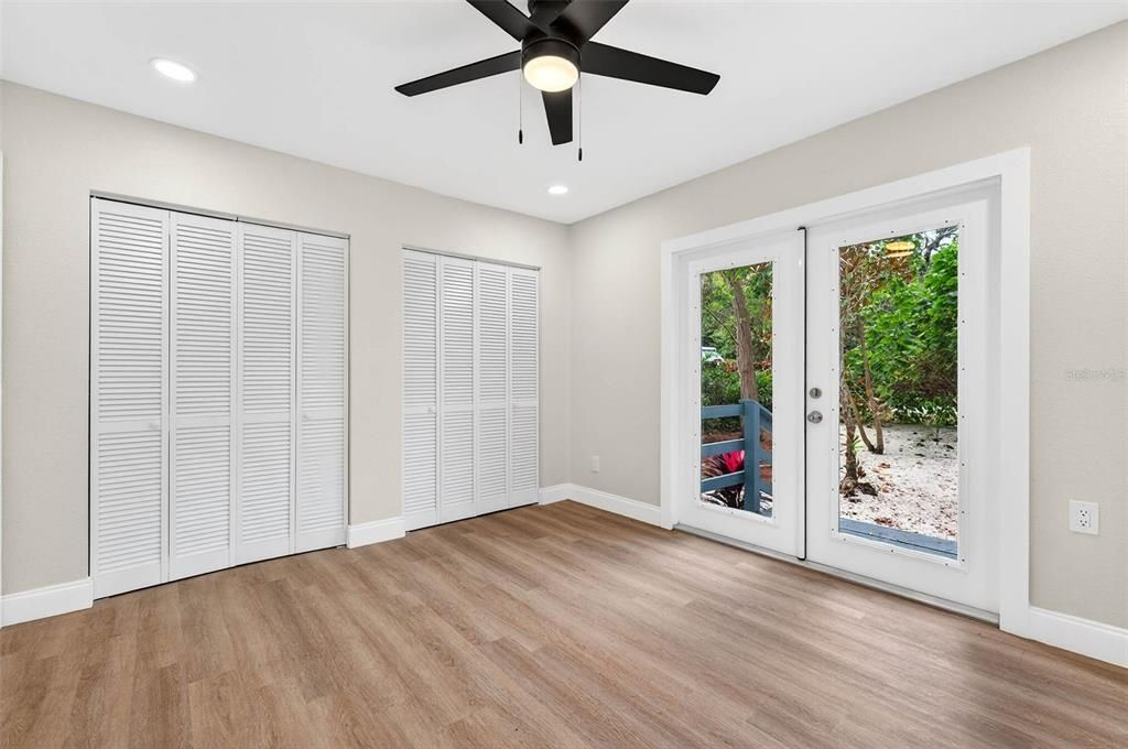 For Sale: $449,900 (2 beds, 1 baths, 916 Square Feet)