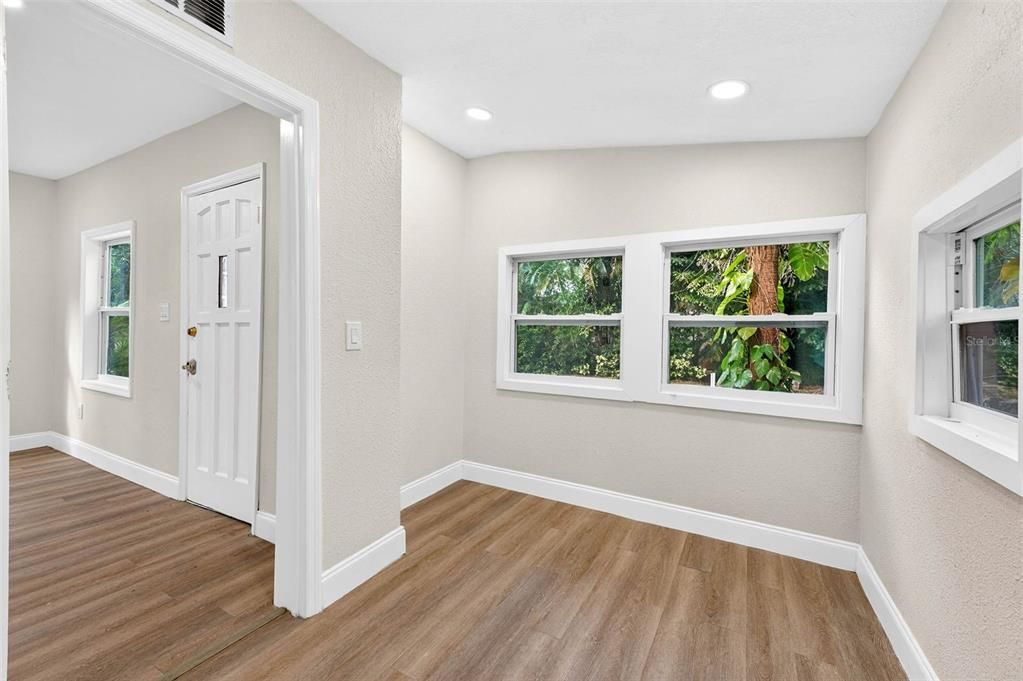 For Sale: $449,900 (2 beds, 1 baths, 916 Square Feet)